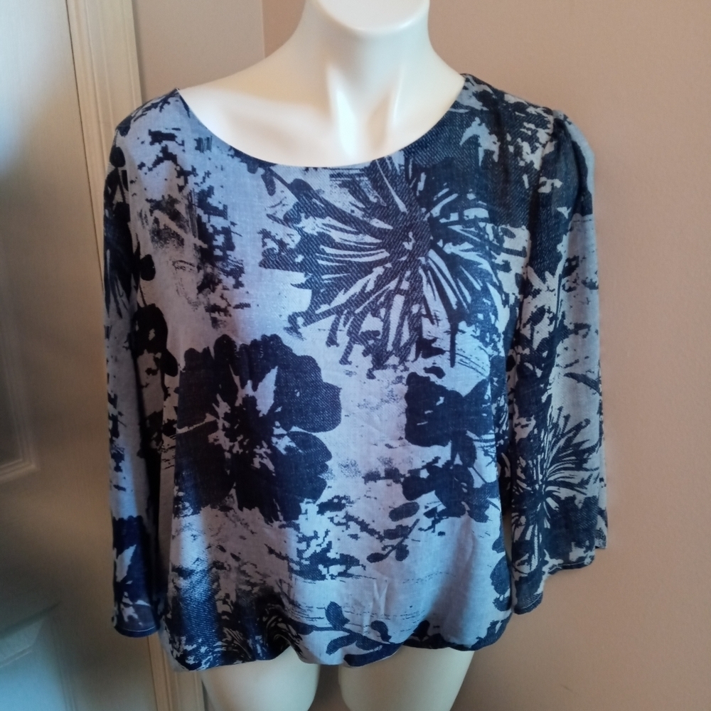 New York & co blue floral blouse